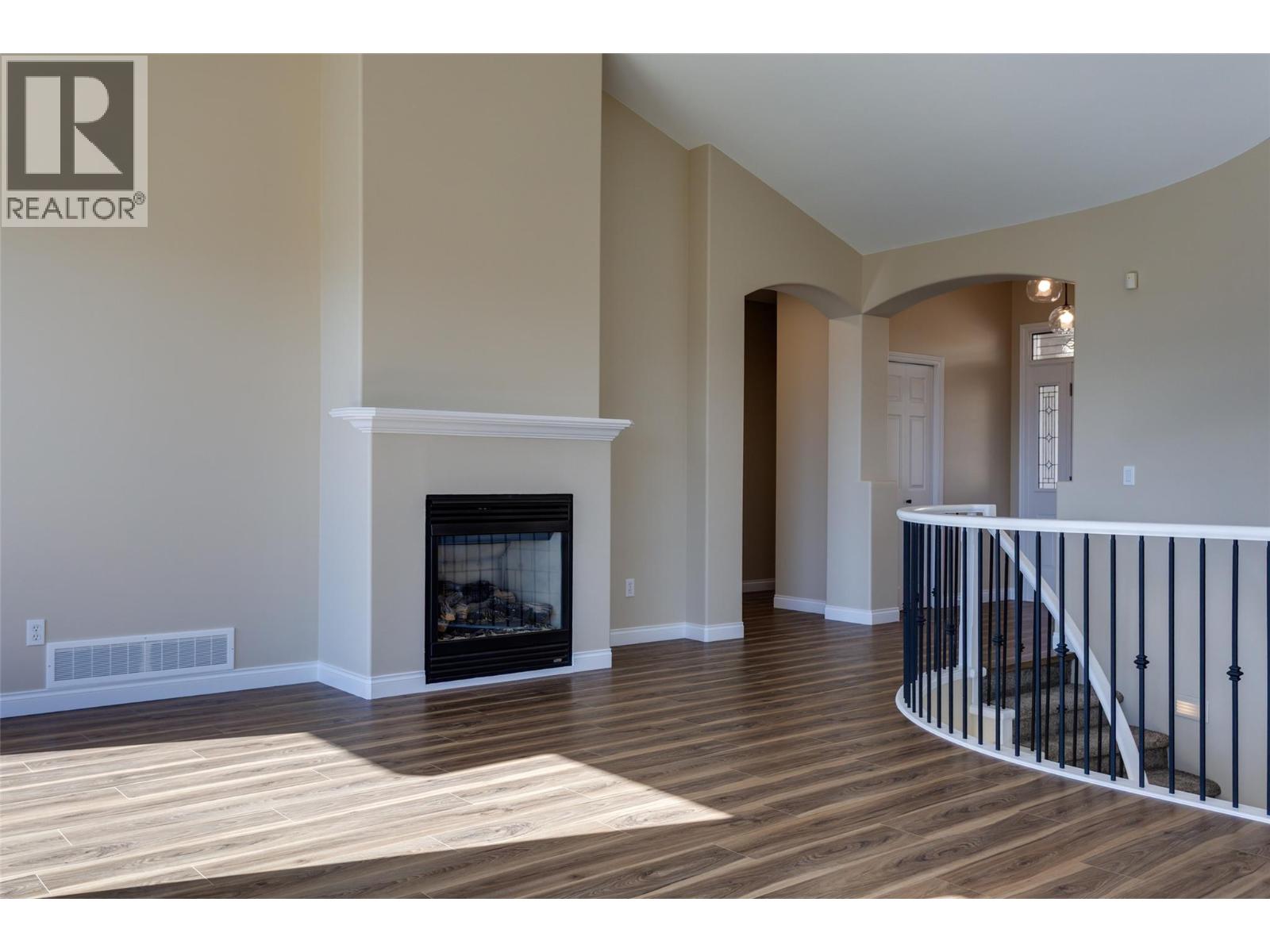 Picture for 1084 Aurora Heights  https://www.cirrealty.ca/reb/bc/4/10365074_9.jpg