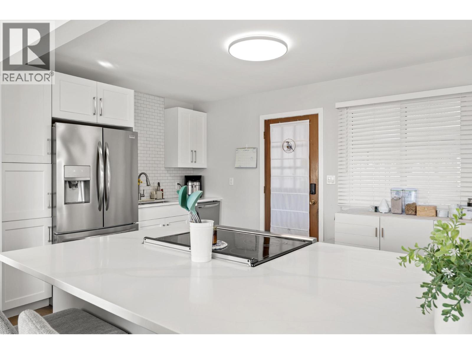 Picture for 1390 Mountain  Avenue https://www.cirrealty.ca/reb/bc/4/10365174_10.jpg