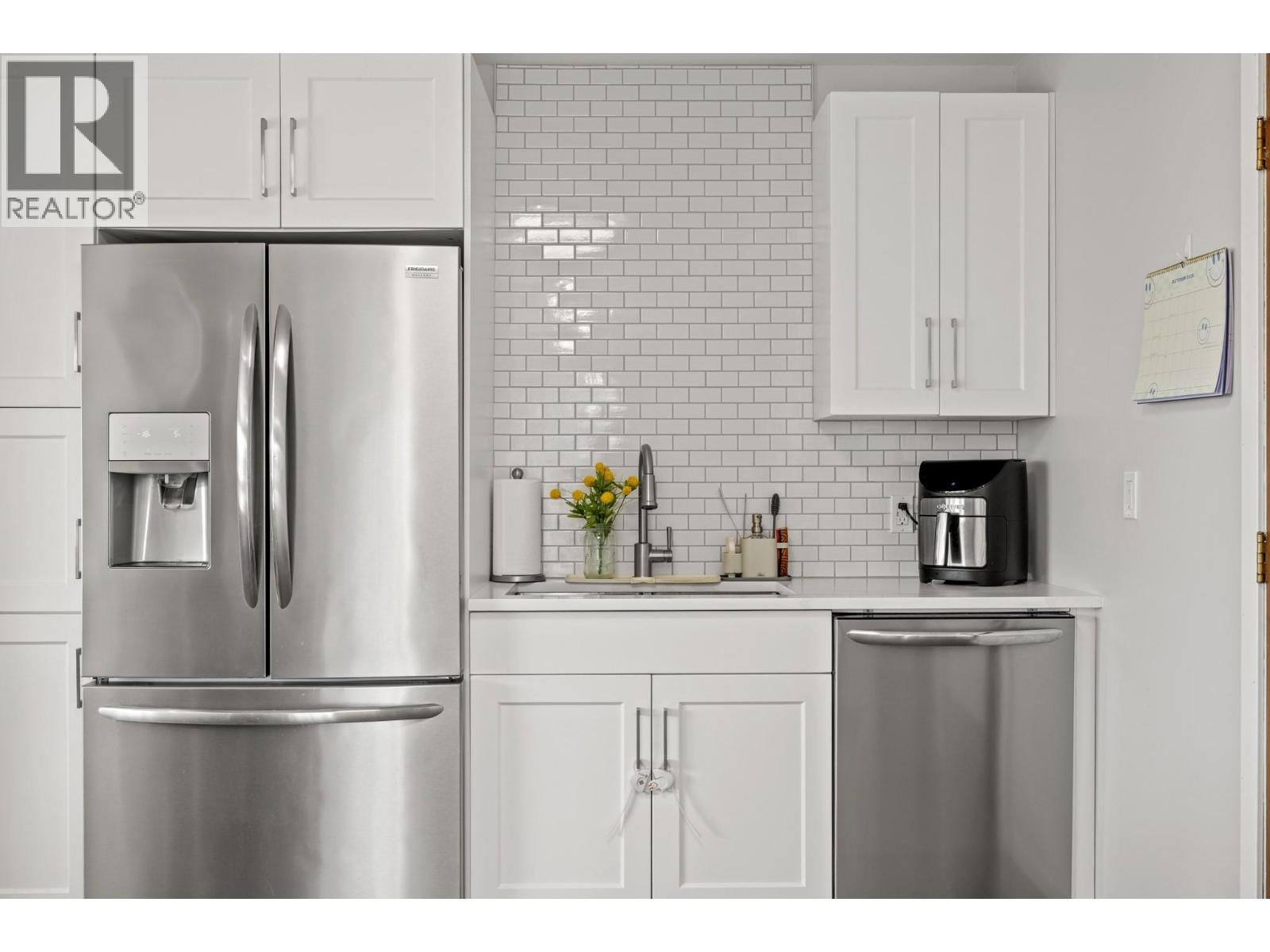 Picture for 1390 Mountain  Avenue https://www.cirrealty.ca/reb/bc/4/10365174_11.jpg