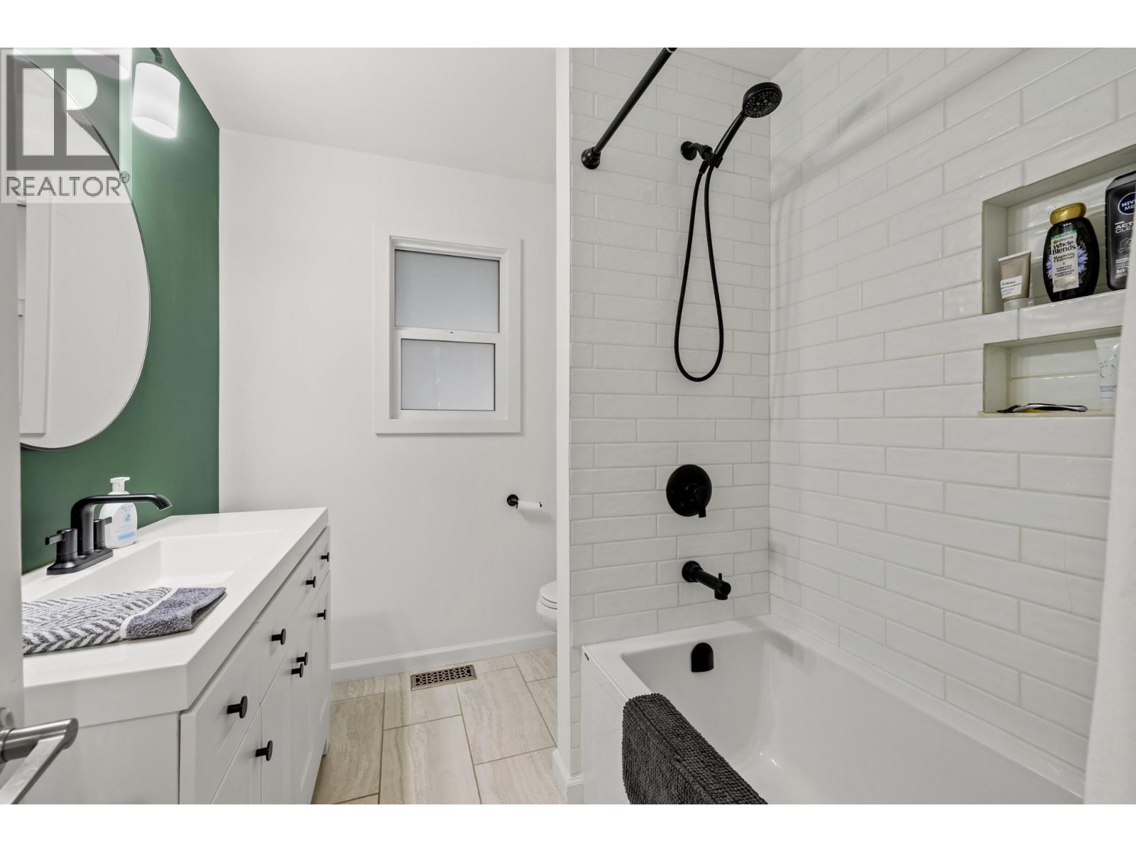 Picture for 1390 Mountain  Avenue https://www.cirrealty.ca/reb/bc/4/10365174_17.jpg