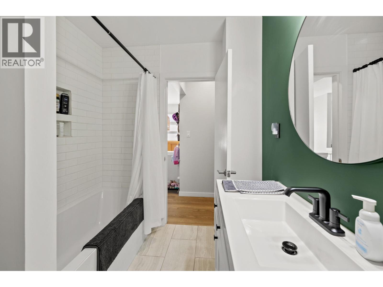 Picture for 1390 Mountain  Avenue https://www.cirrealty.ca/reb/bc/4/10365174_18.jpg