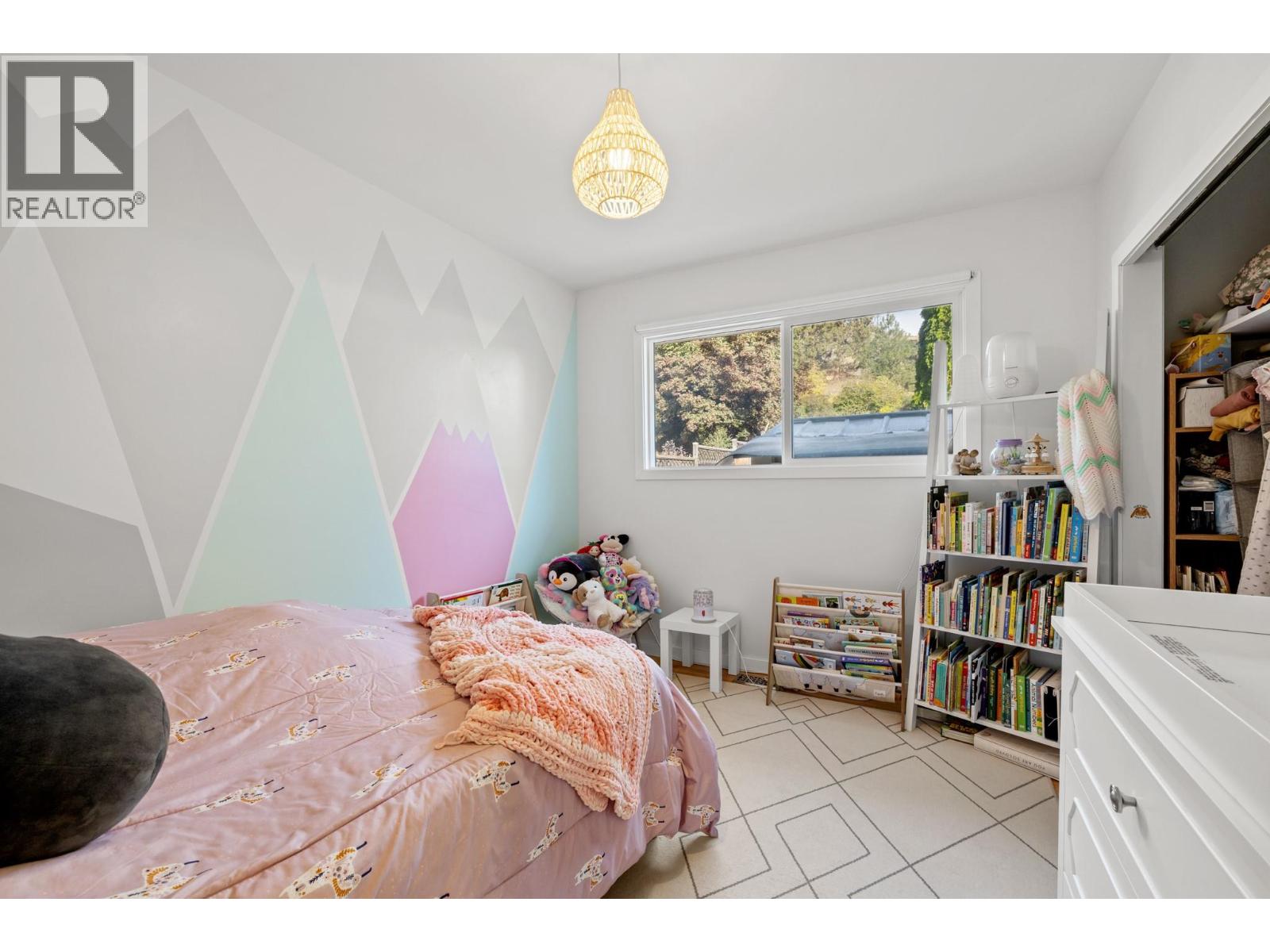 Picture for 1390 Mountain  Avenue https://www.cirrealty.ca/reb/bc/4/10365174_19.jpg