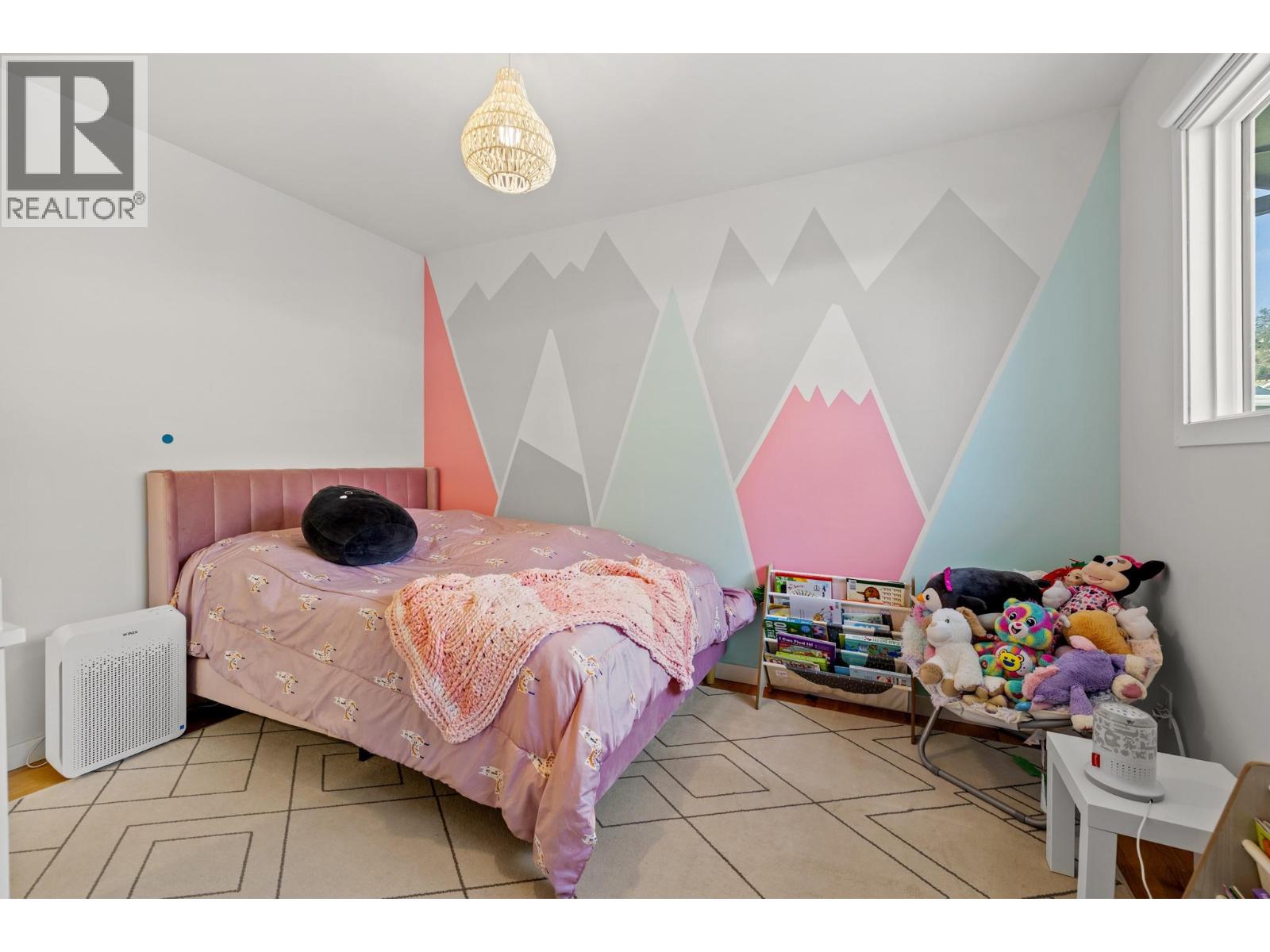 Picture for 1390 Mountain  Avenue https://www.cirrealty.ca/reb/bc/4/10365174_20.jpg