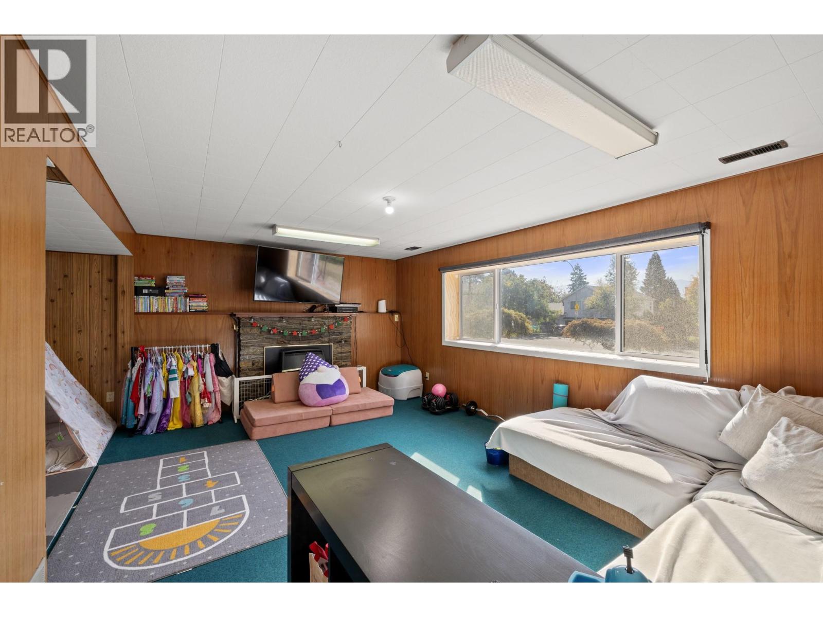 Picture for 1390 Mountain  Avenue https://www.cirrealty.ca/reb/bc/4/10365174_25.jpg