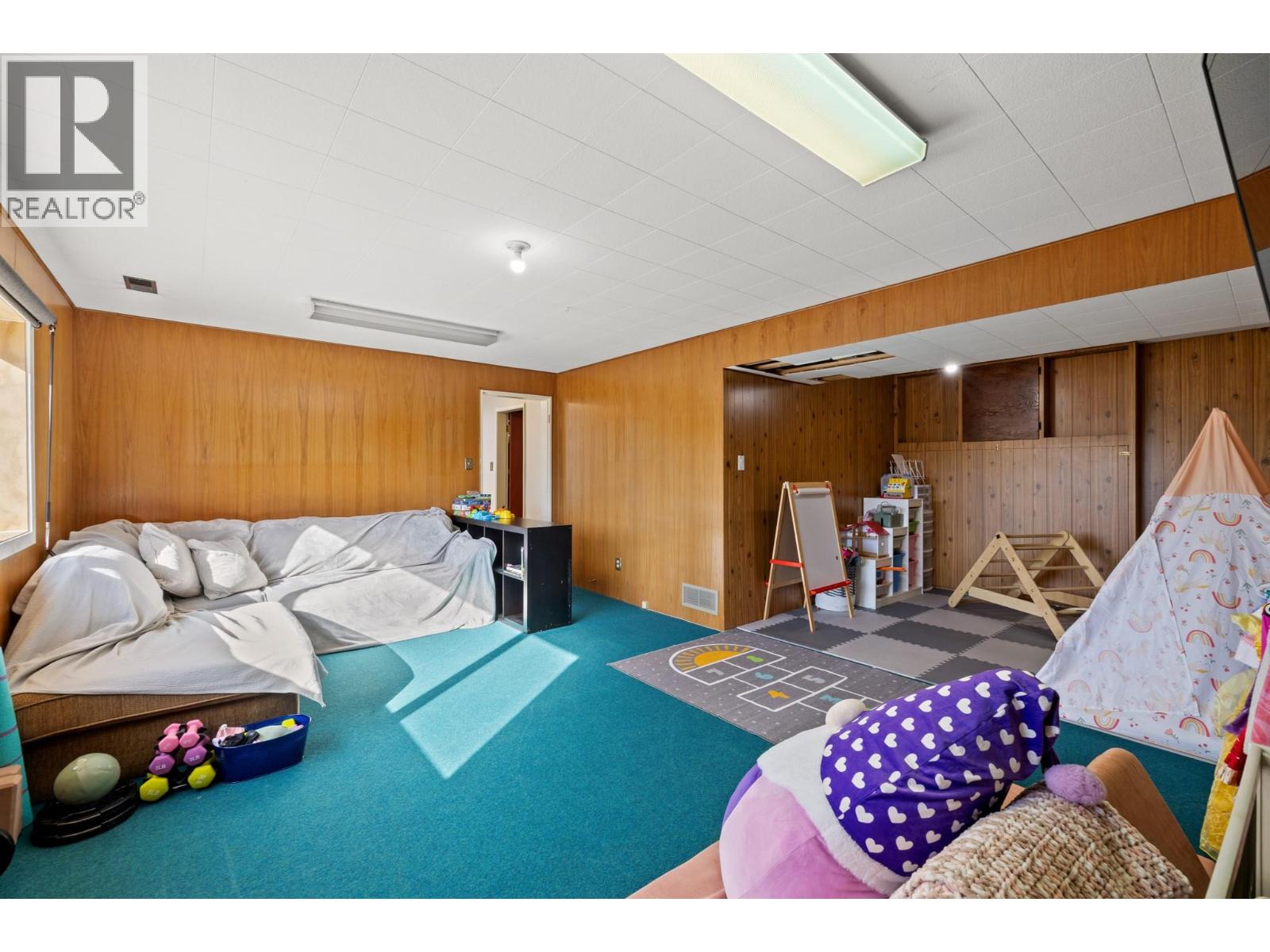 Picture for 1390 Mountain  Avenue https://www.cirrealty.ca/reb/bc/4/10365174_26.jpg