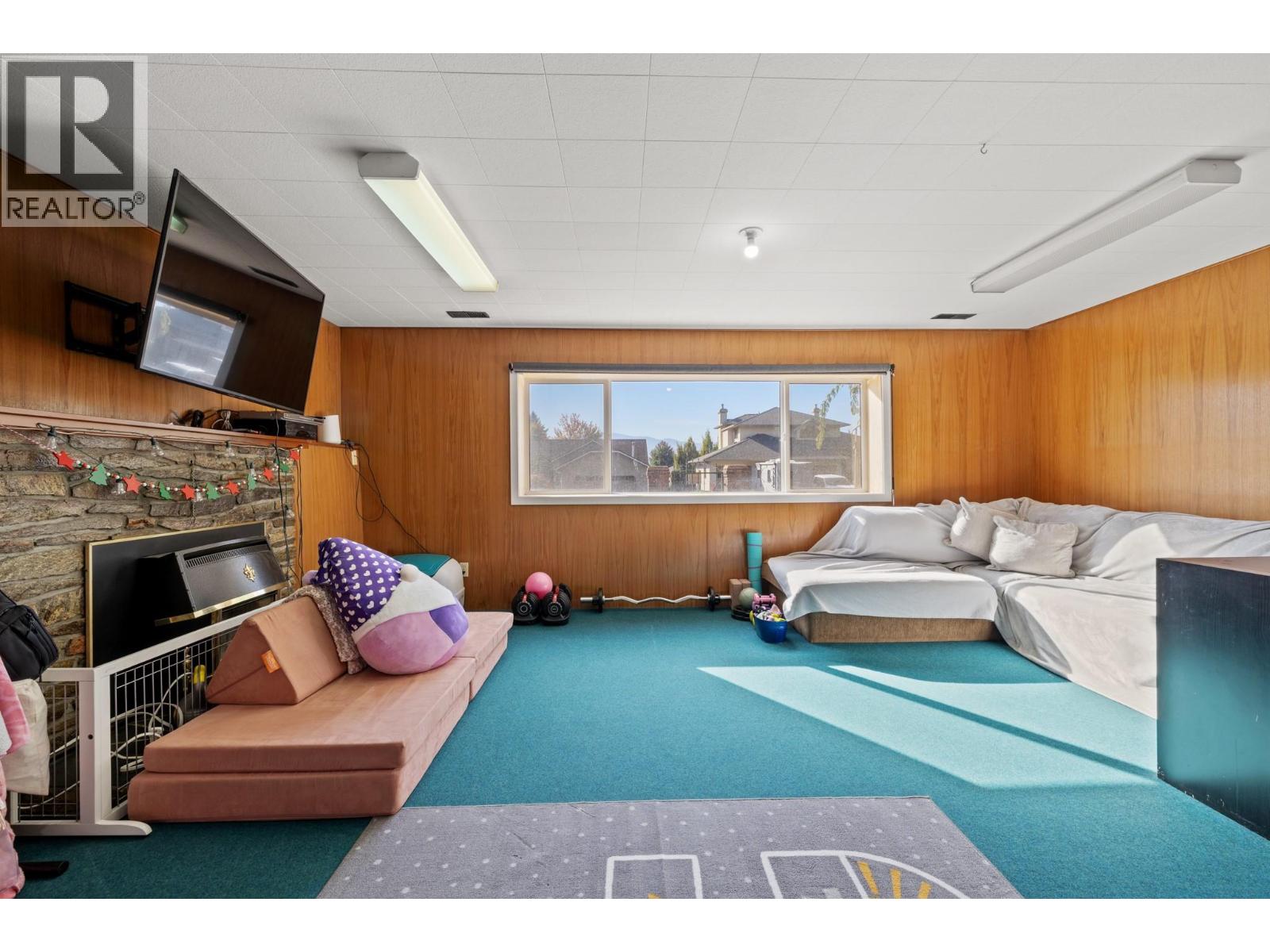 Picture for 1390 Mountain  Avenue https://www.cirrealty.ca/reb/bc/4/10365174_27.jpg