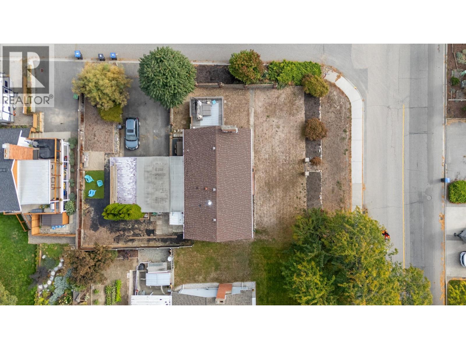 Picture for 1390 Mountain  Avenue https://www.cirrealty.ca/reb/bc/4/10365174_40.jpg