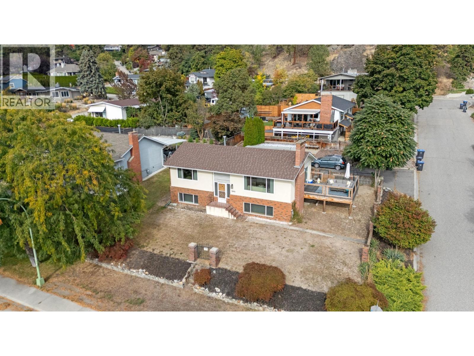 Picture for 1390 Mountain  Avenue https://www.cirrealty.ca/reb/bc/4/10365174_42.jpg