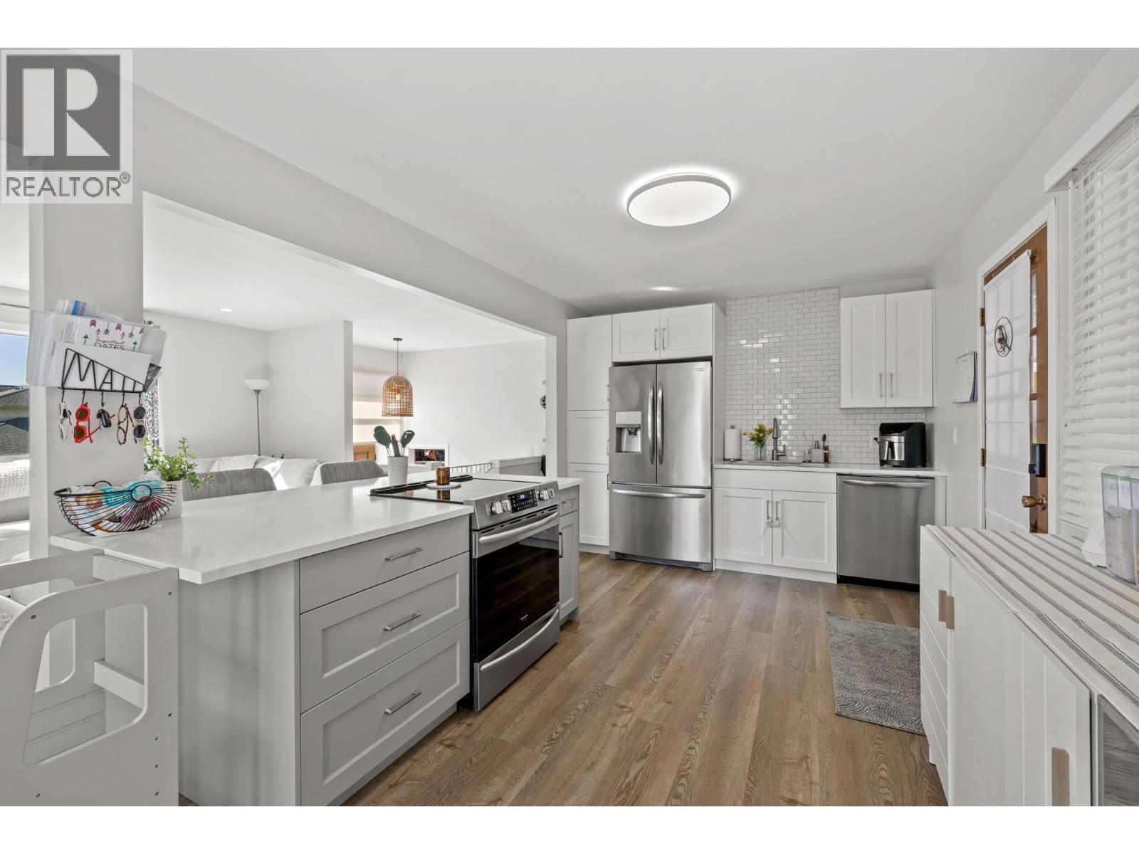 Picture for 1390 Mountain  Avenue https://www.cirrealty.ca/reb/bc/4/10365174_7.jpg