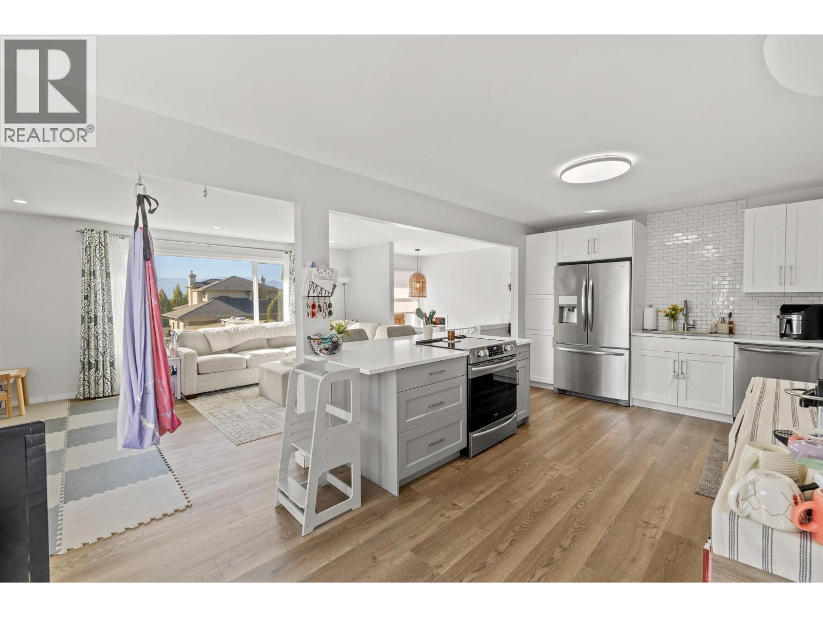 Picture for 1390 Mountain  Avenue https://www.cirrealty.ca/reb/bc/4/10365174_8.jpg