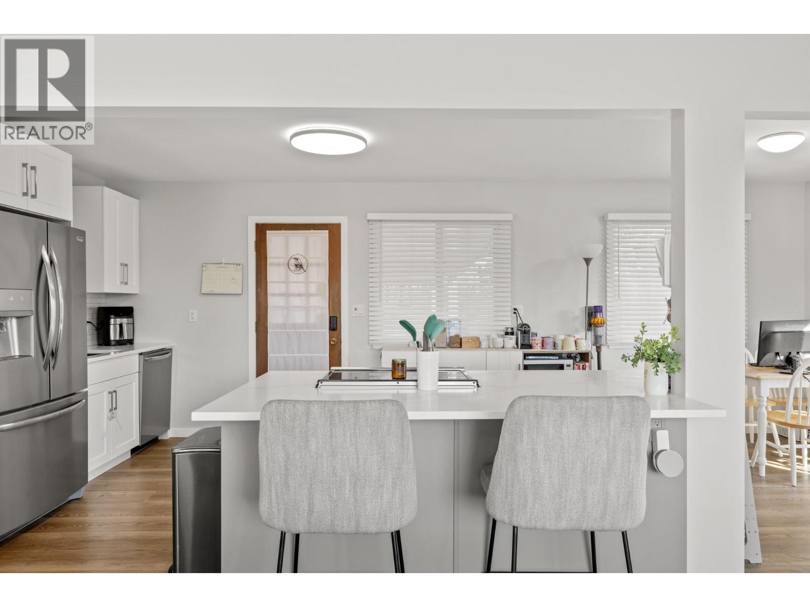 Picture for 1390 Mountain  Avenue https://www.cirrealty.ca/reb/bc/4/10365174_9.jpg