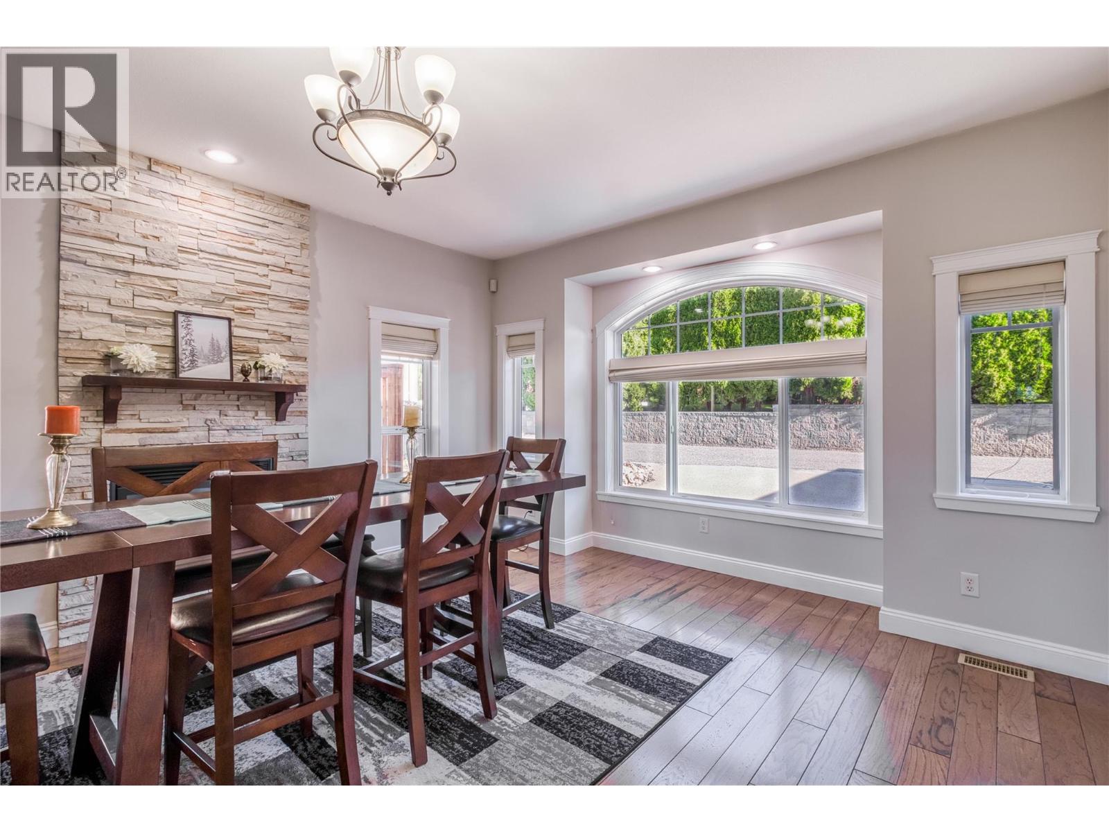 Picture for 1084 Hume  Avenue https://www.cirrealty.ca/reb/bc/4/10365394_13.jpg