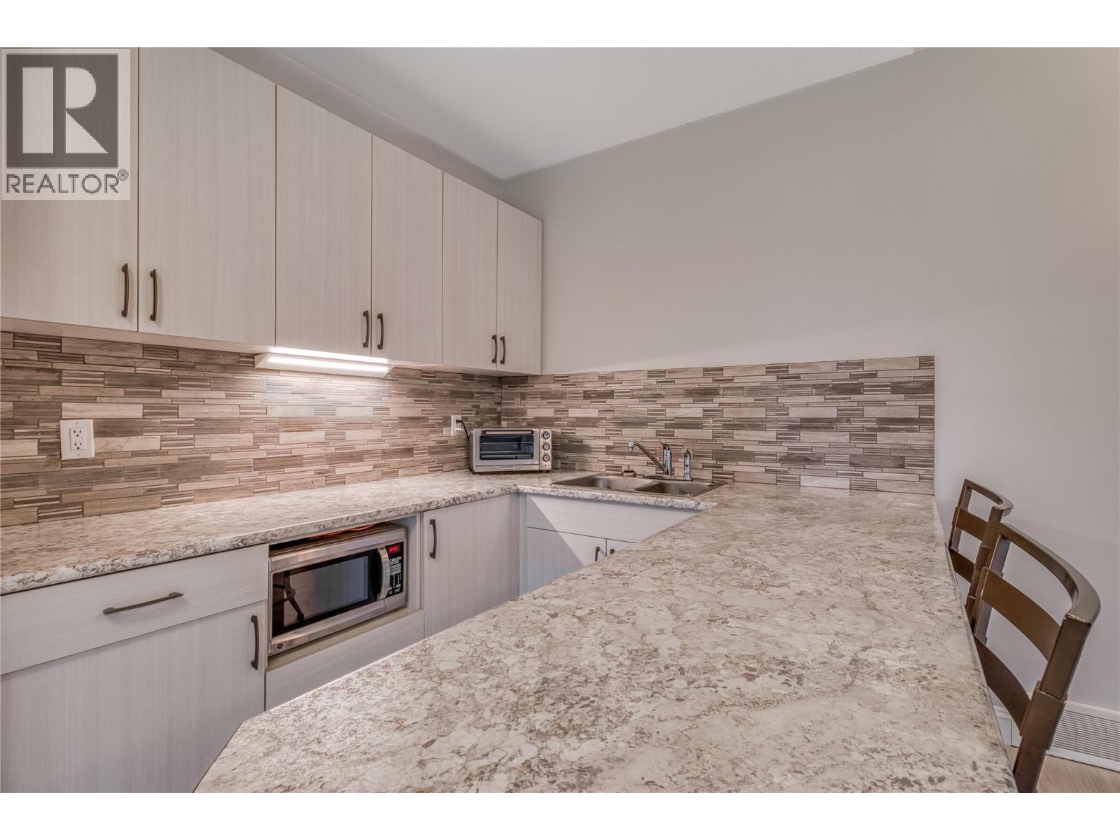 Picture for 1084 Hume  Avenue https://www.cirrealty.ca/reb/bc/4/10365394_35.jpg