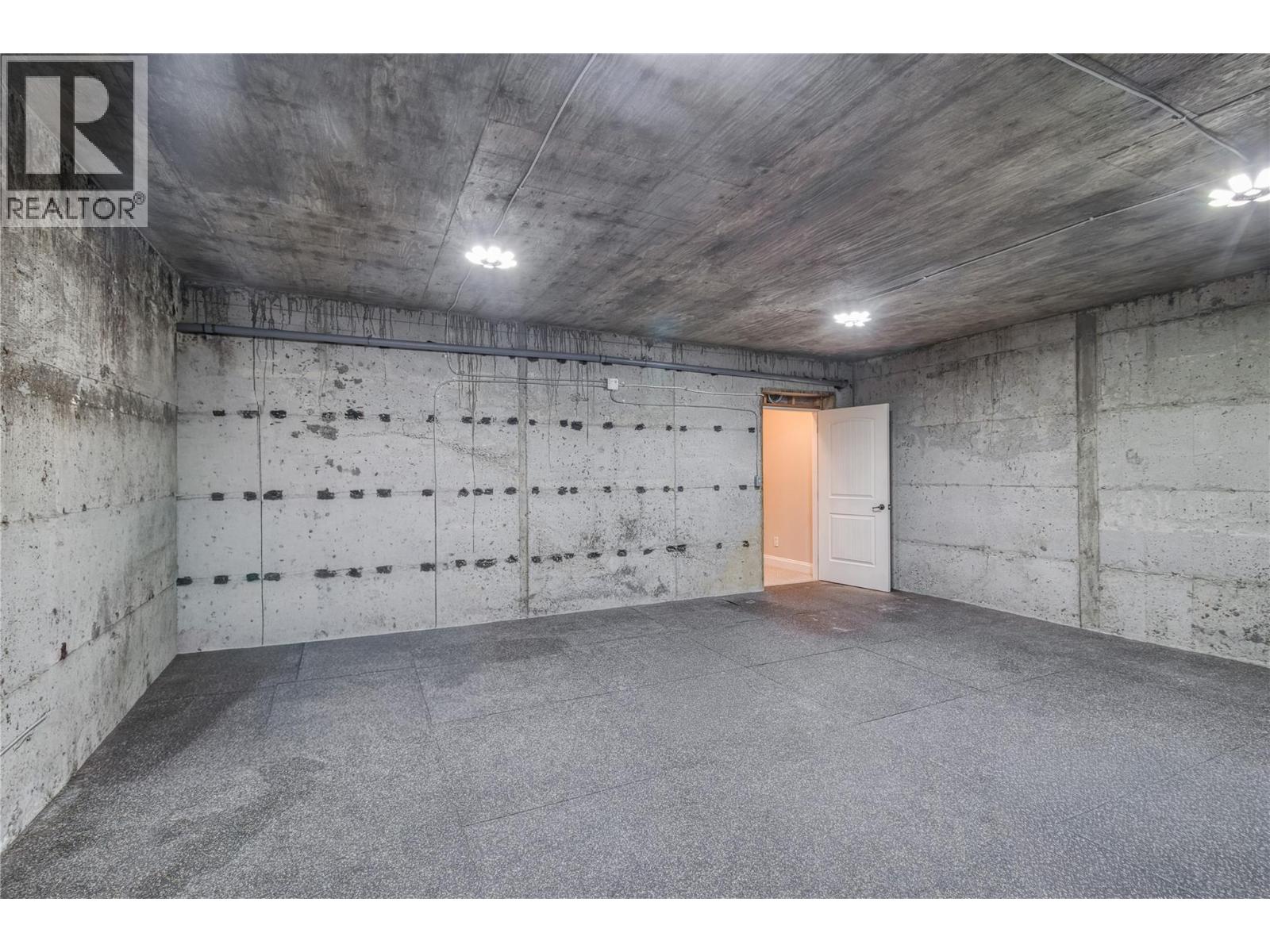 Picture for 1084 Hume  Avenue https://www.cirrealty.ca/reb/bc/4/10365394_47.jpg