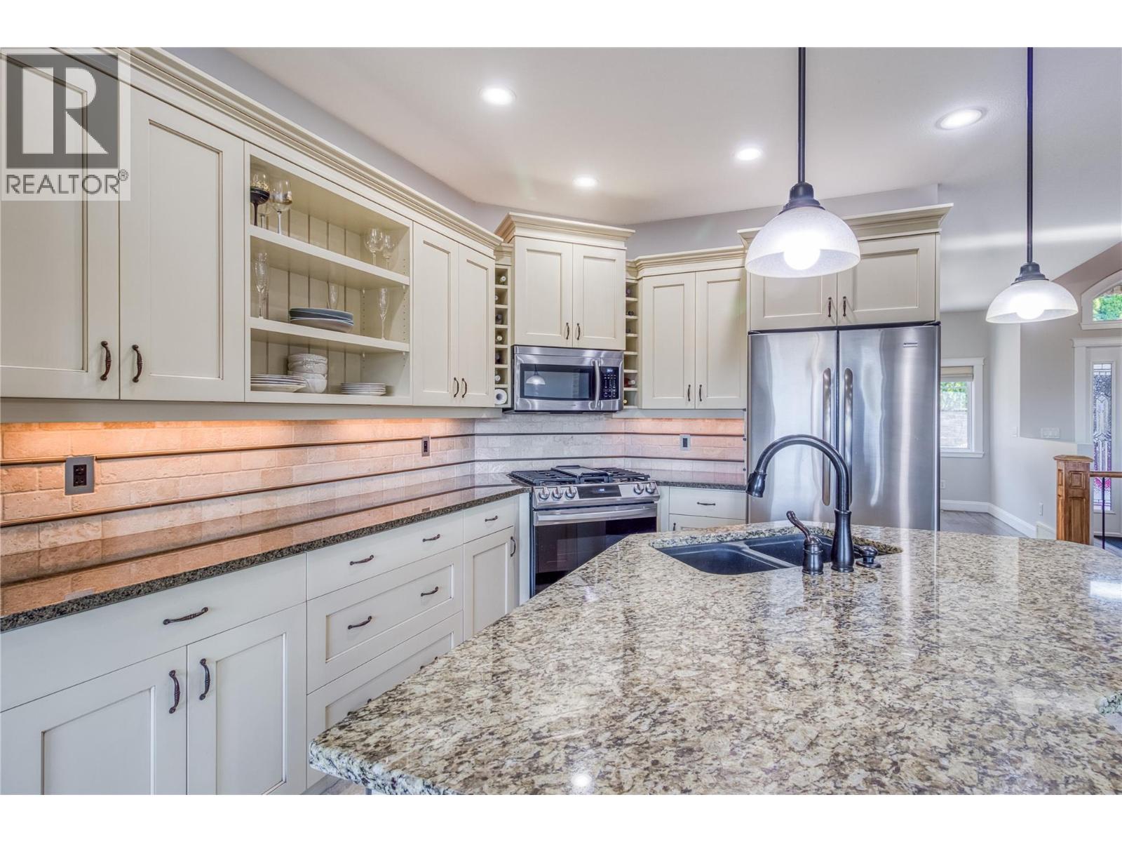 Picture for 1084 Hume  Avenue https://www.cirrealty.ca/reb/bc/4/10365394_8.jpg