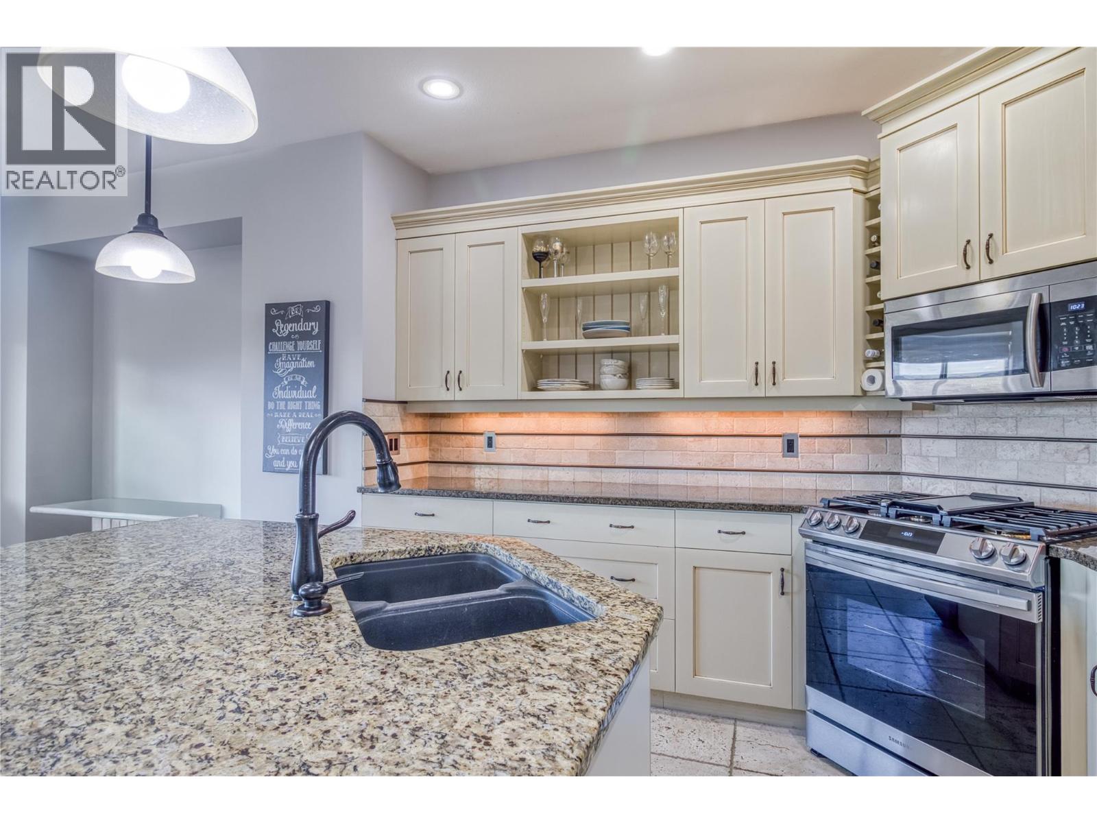 Picture for 1084 Hume  Avenue https://www.cirrealty.ca/reb/bc/4/10365394_9.jpg