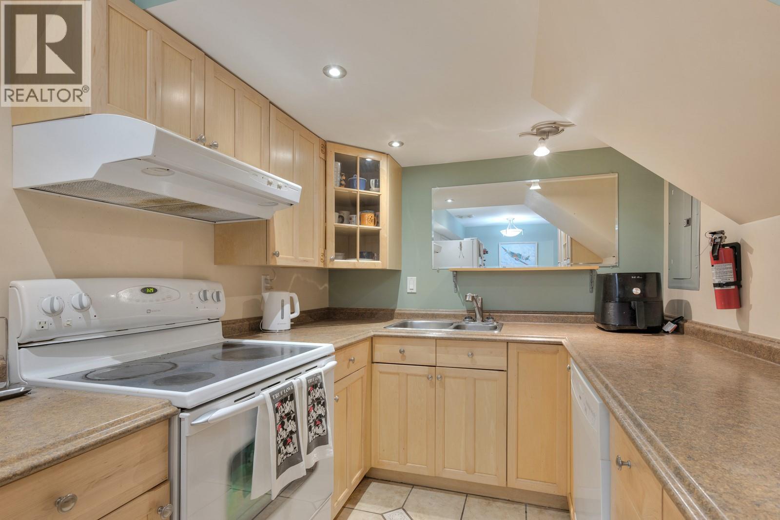 Picture for 100 Verna  Court https://www.cirrealty.ca/reb/bc/4/10365574_28.jpg