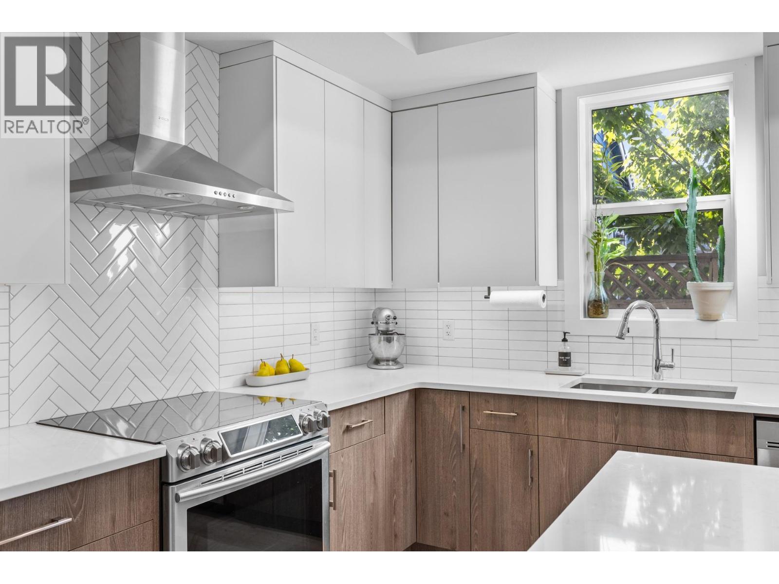 Picture for Unit #3, 796 Cawston  Avenue https://www.cirrealty.ca/reb/bc/4/10366244_13.jpg