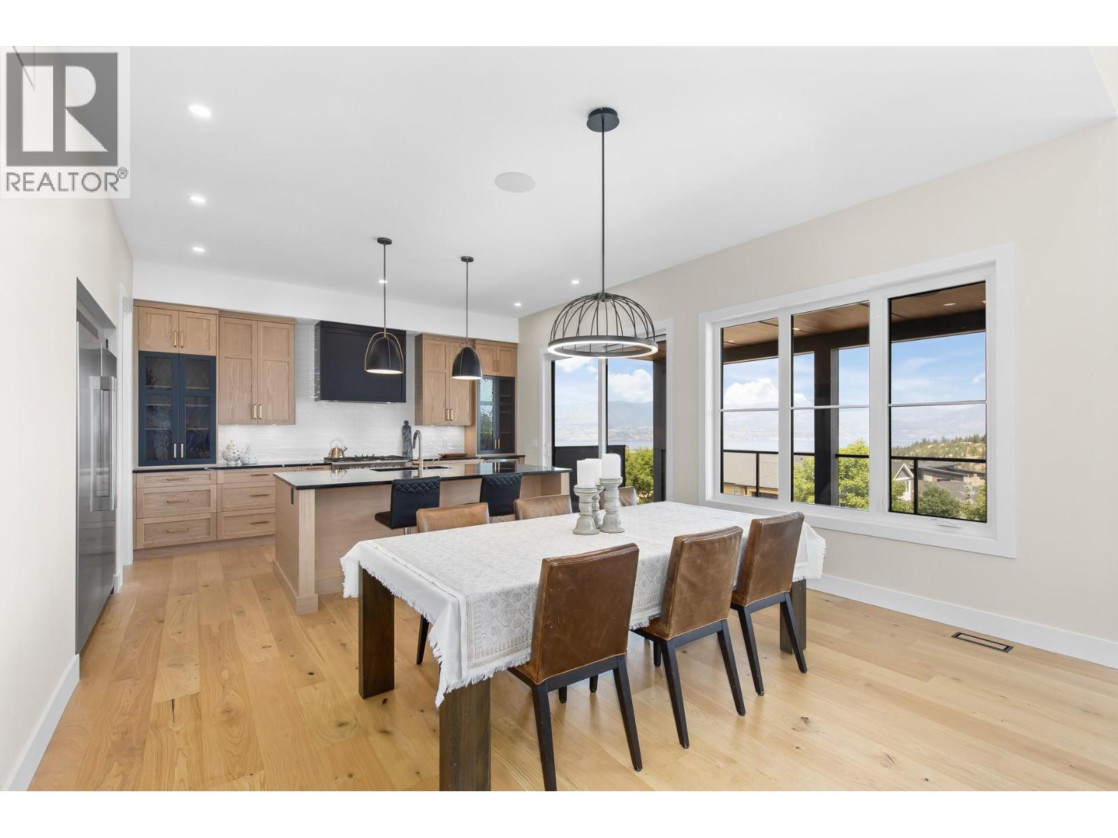 Picture for 4964 Bucktail  Lane https://www.cirrealty.ca/reb/bc/4/10366374_10.jpg