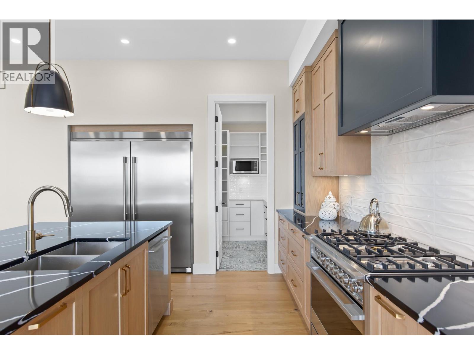 Picture for 4964 Bucktail  Lane https://www.cirrealty.ca/reb/bc/4/10366374_12.jpg