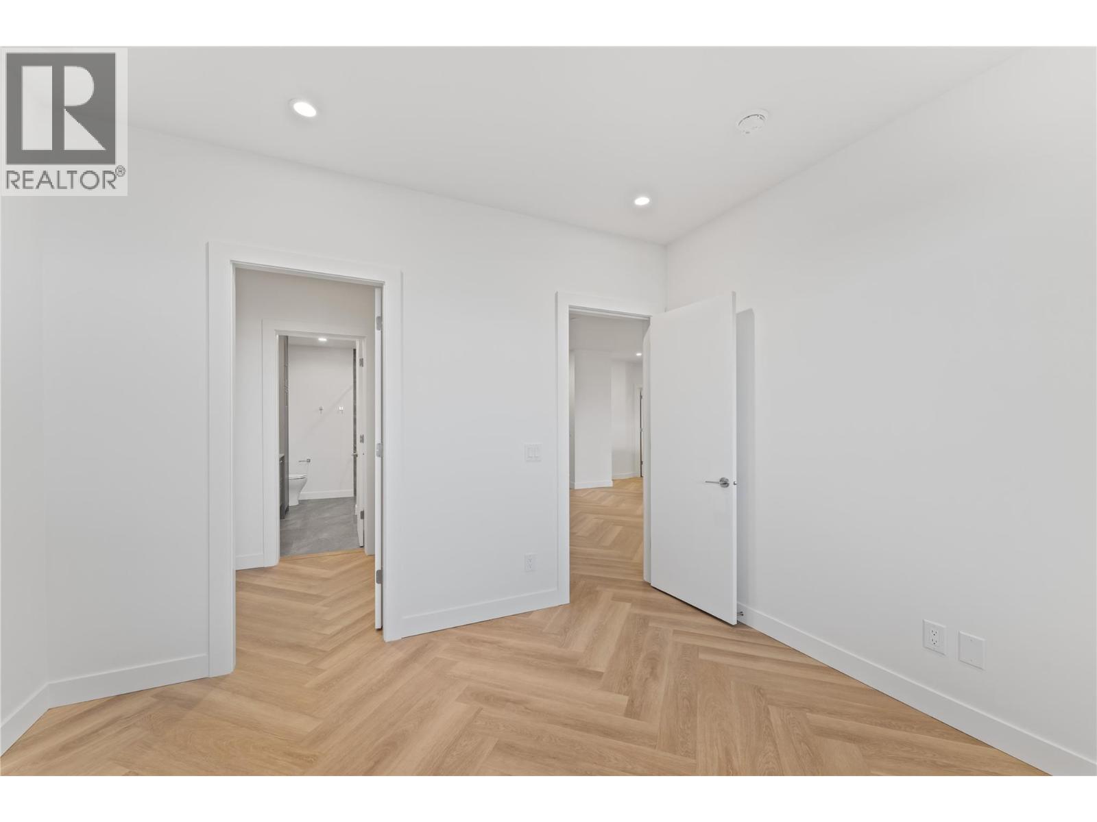 Picture for Unit #414, 3340 Lakeshore  Drive https://www.cirrealty.ca/reb/bc/4/10366574_10.jpg