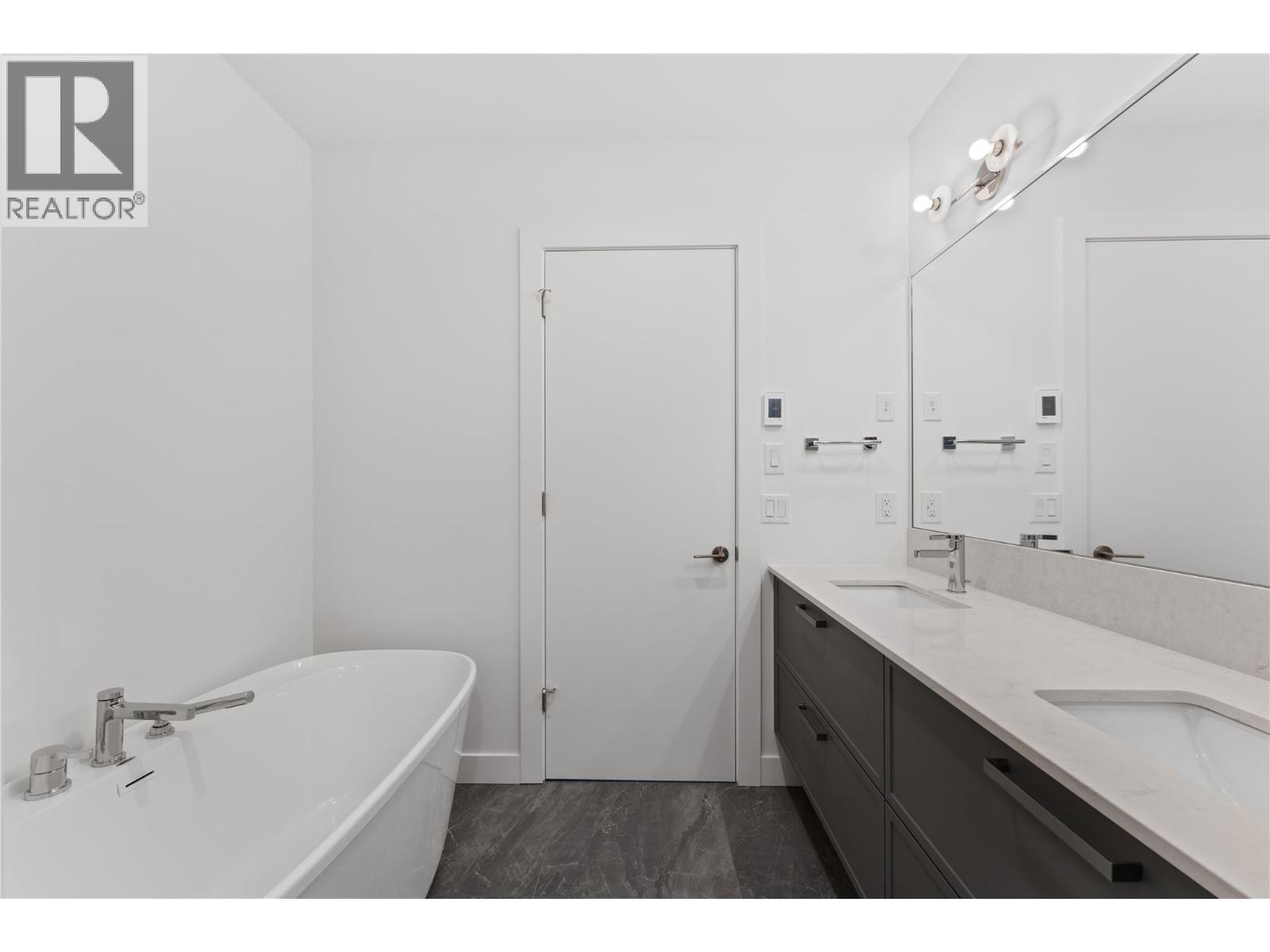 Picture for Unit #414, 3340 Lakeshore  Drive https://www.cirrealty.ca/reb/bc/4/10366574_12.jpg