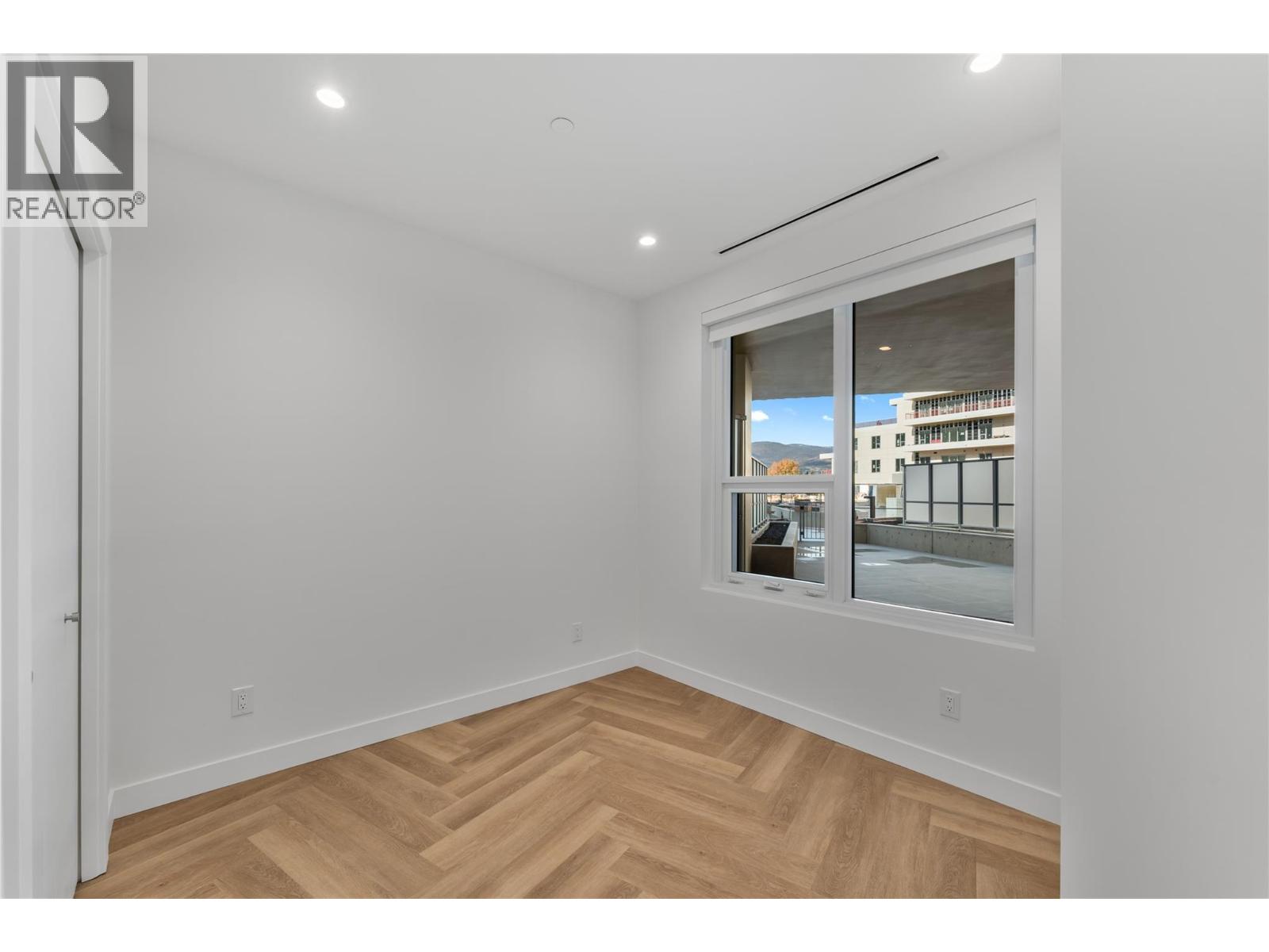 Picture for Unit #414, 3340 Lakeshore  Drive https://www.cirrealty.ca/reb/bc/4/10366574_14.jpg
