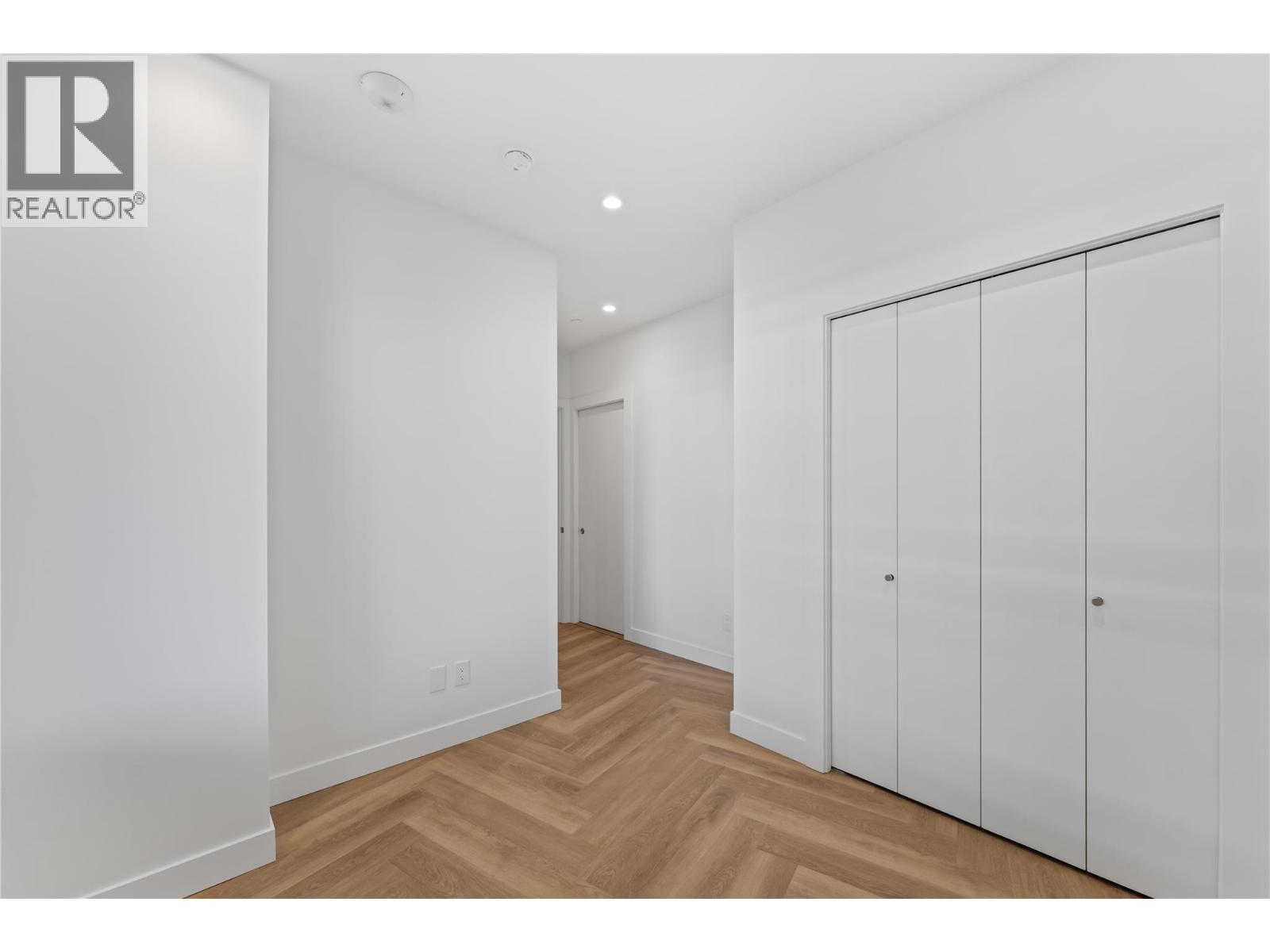 Picture for Unit #414, 3340 Lakeshore  Drive https://www.cirrealty.ca/reb/bc/4/10366574_15.jpg