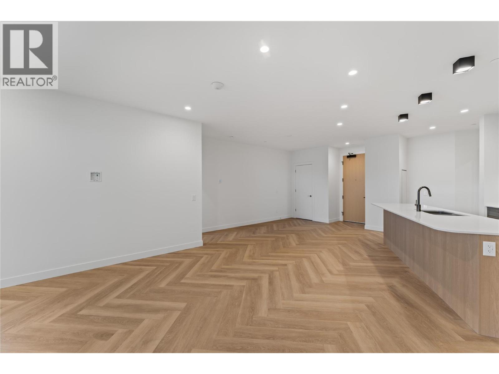 Picture for Unit #414, 3340 Lakeshore  Drive https://www.cirrealty.ca/reb/bc/4/10366574_7.jpg