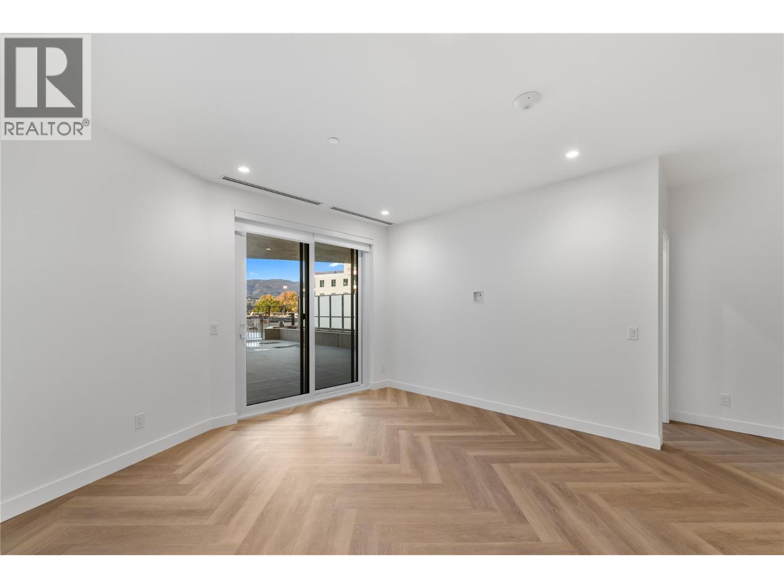 Picture for Unit #414, 3340 Lakeshore  Drive https://www.cirrealty.ca/reb/bc/4/10366574_8.jpg