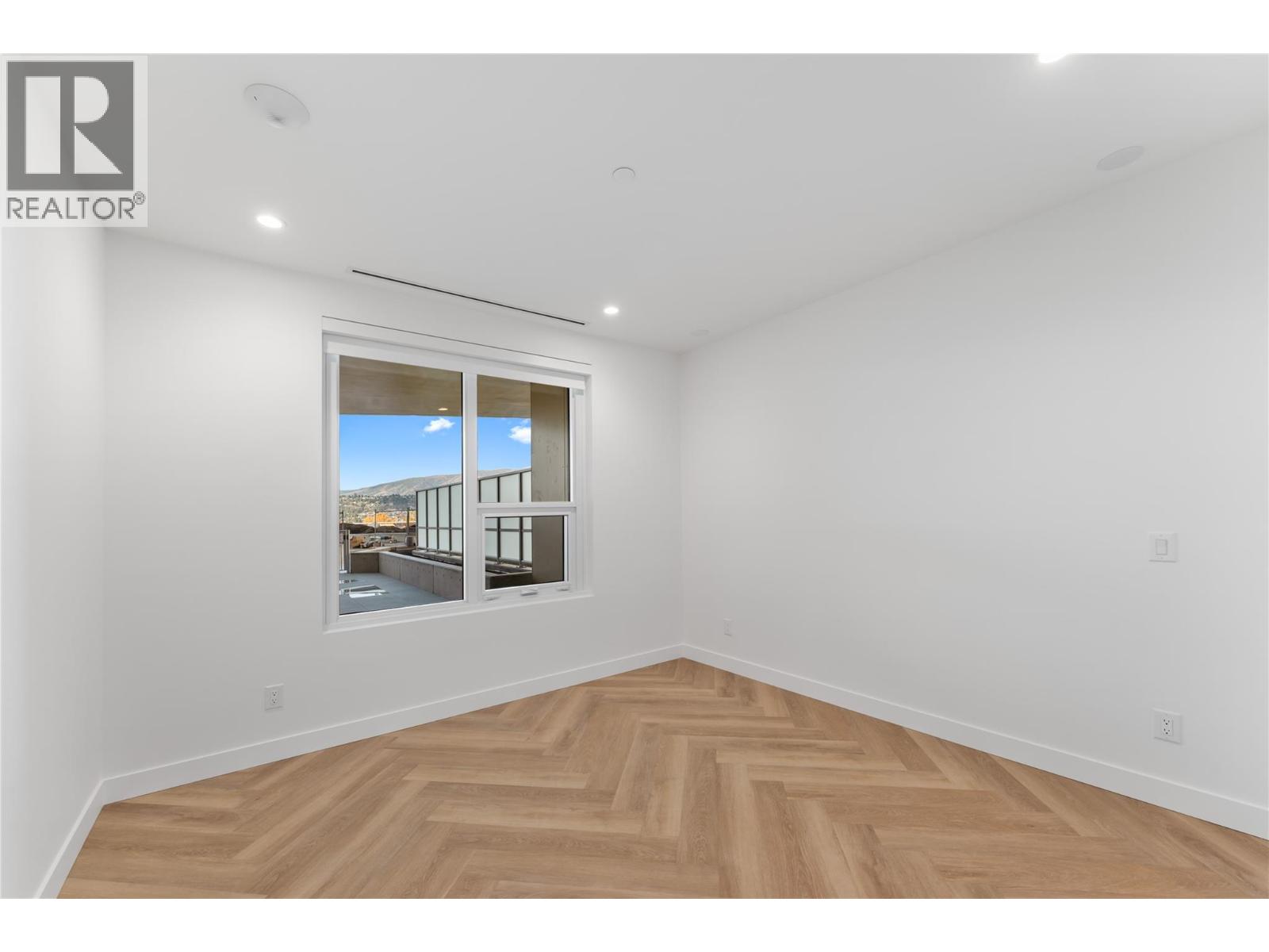 Picture for Unit #414, 3340 Lakeshore  Drive https://www.cirrealty.ca/reb/bc/4/10366574_9.jpg