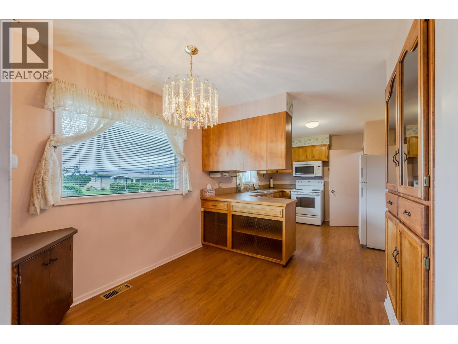 Picture for 793 MacCleave  Avenue https://www.cirrealty.ca/reb/bc/4/10366604_17.jpg