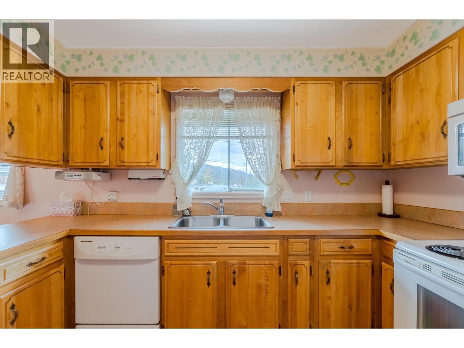 Picture for 793 MacCleave  Avenue https://www.cirrealty.ca/reb/bc/4/10366604_21.jpg