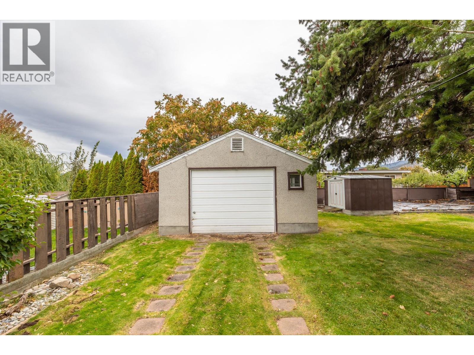 Picture for 793 MacCleave  Avenue https://www.cirrealty.ca/reb/bc/4/10366604_42.jpg