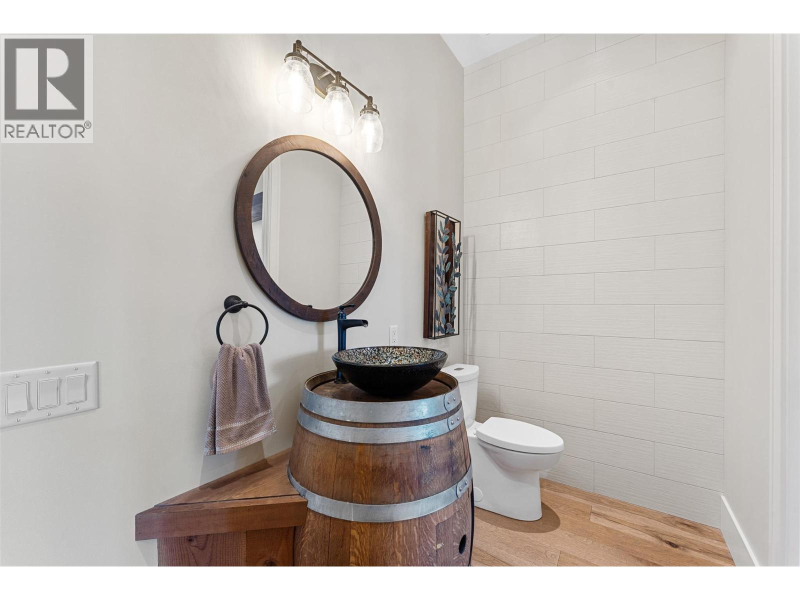 Picture for 2329 Westside  Place https://www.cirrealty.ca/reb/bc/4/10366694_38.jpg