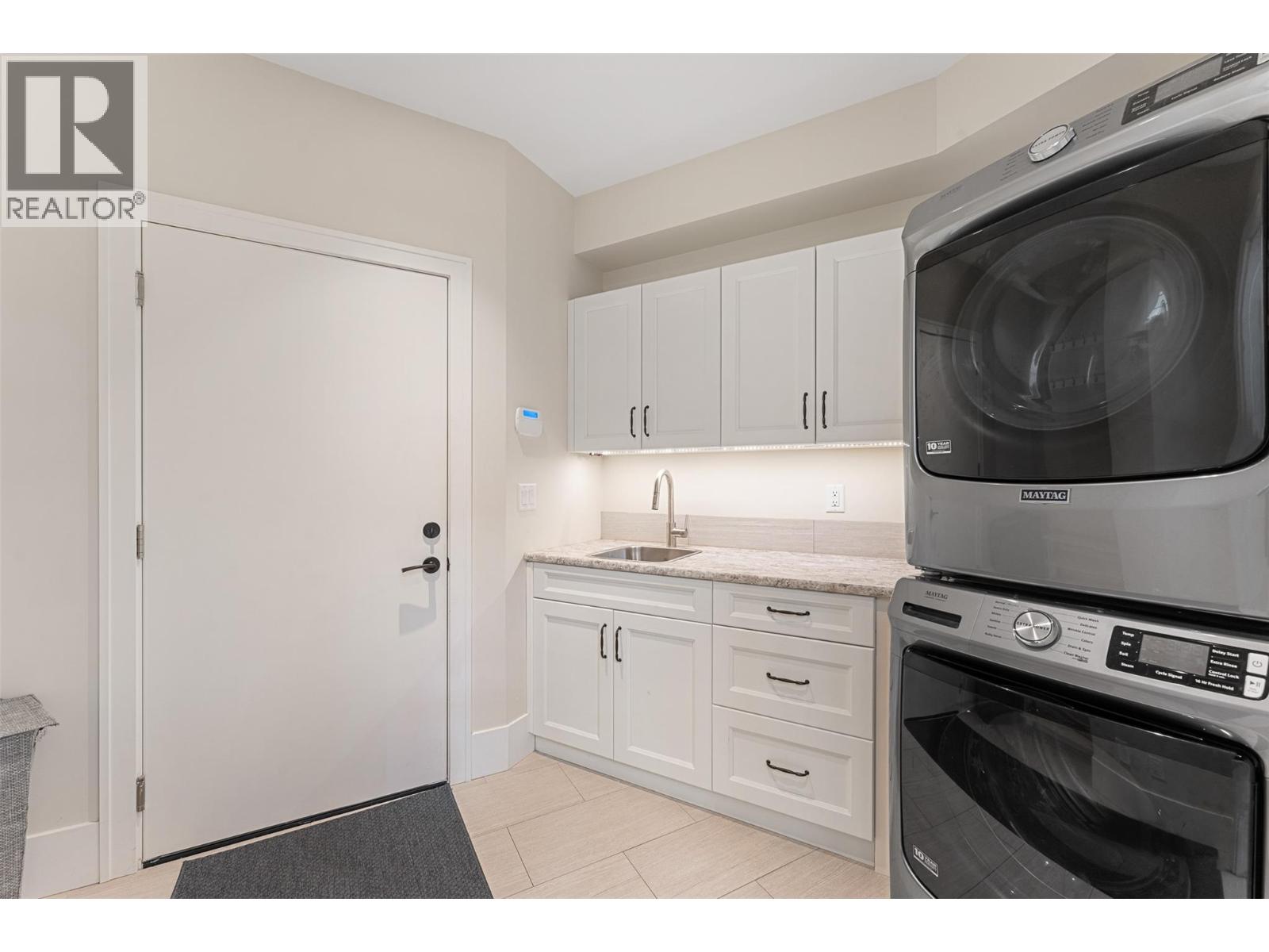 Picture for 2329 Westside  Place https://www.cirrealty.ca/reb/bc/4/10366694_44.jpg