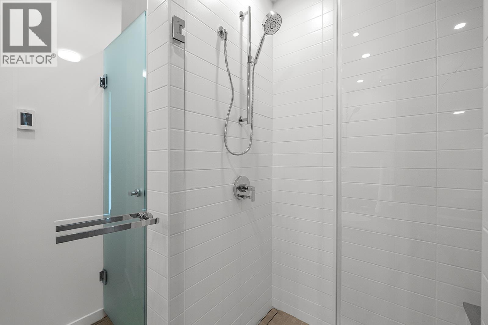 Picture for Unit #509, 3409 Lakeshore  Road https://www.cirrealty.ca/reb/bc/4/10366724_21.jpg