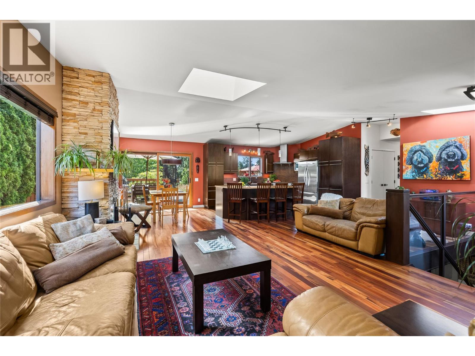 Picture for 3950 June Springs  Road https://www.cirrealty.ca/reb/bc/4/10366944_11.jpg