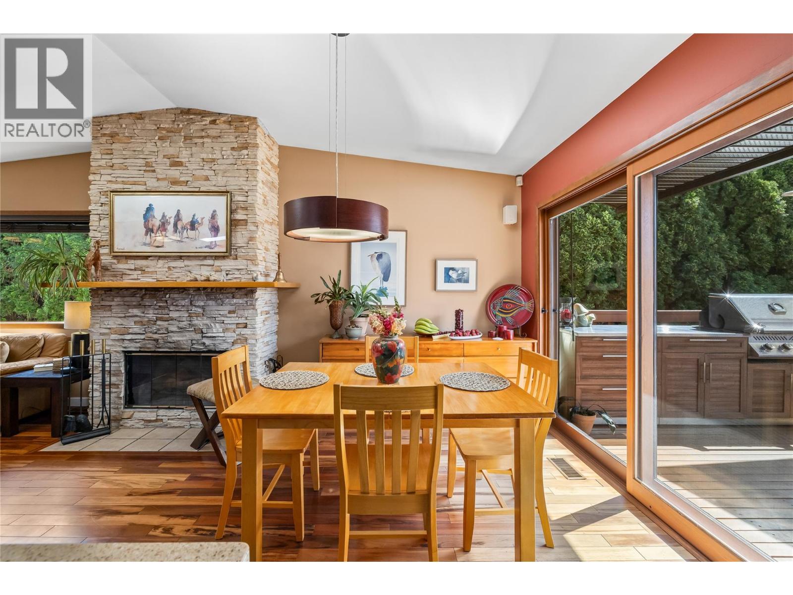 Picture for 3950 June Springs  Road https://www.cirrealty.ca/reb/bc/4/10366944_14.jpg