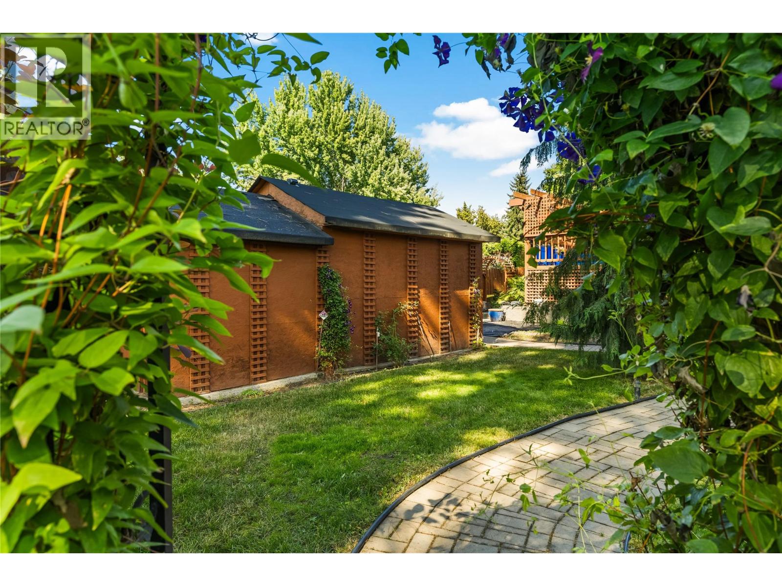 Picture for 3950 June Springs  Road https://www.cirrealty.ca/reb/bc/4/10366944_54.jpg