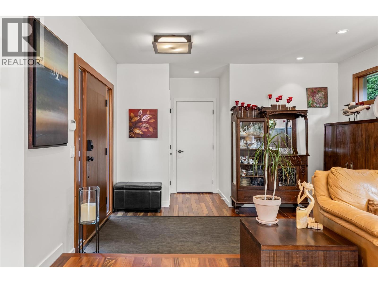 Picture for 3950 June Springs  Road https://www.cirrealty.ca/reb/bc/4/10366944_9.jpg