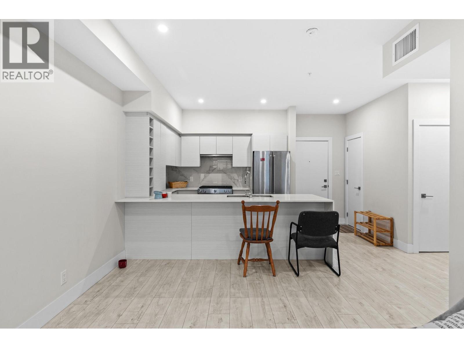 Picture for Unit #311, 1925 Enterprise  Way https://www.cirrealty.ca/reb/bc/5/10357835_7.jpg