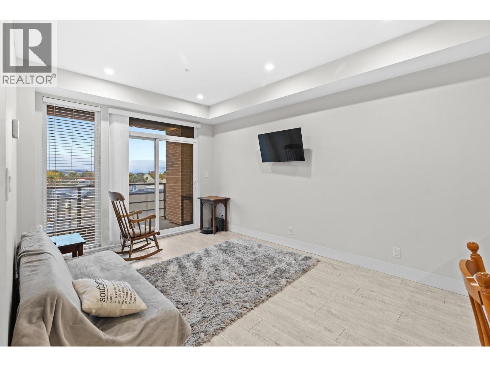 Picture for Unit #311, 1925 Enterprise  Way https://www.cirrealty.ca/reb/bc/5/10357835_9.jpg