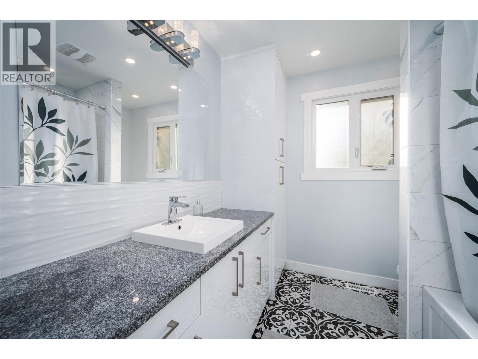 Picture for 320 Prior  RoadN https://www.cirrealty.ca/reb/bc/5/10363445_20.jpg