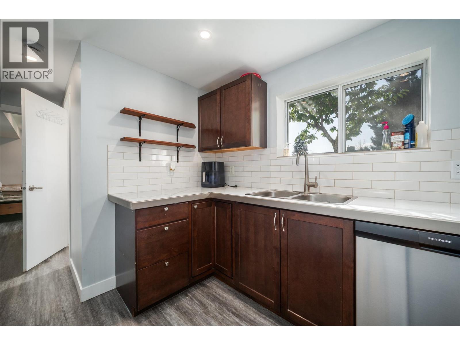 Picture for 320 Prior  RoadN https://www.cirrealty.ca/reb/bc/5/10363445_30.jpg