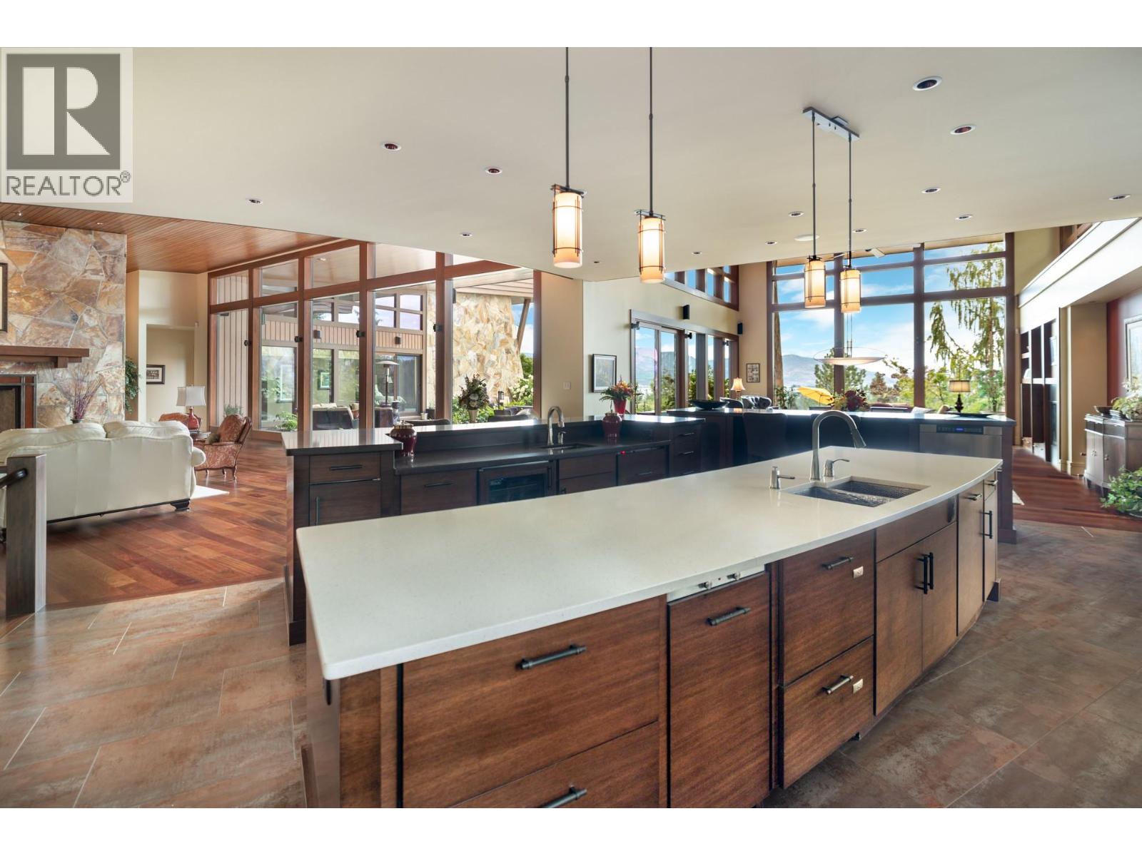 Picture for 704 Barnaby  Road https://www.cirrealty.ca/reb/bc/5/10363565_33.jpg