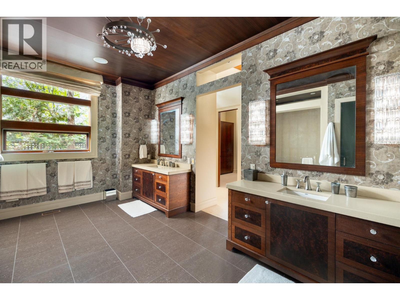 Picture for 704 Barnaby  Road https://www.cirrealty.ca/reb/bc/5/10363565_44.jpg