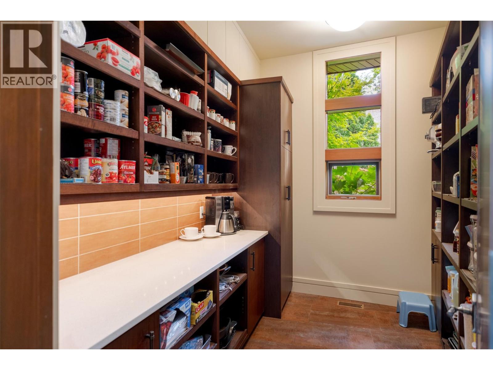 Picture for 704 Barnaby  Road https://www.cirrealty.ca/reb/bc/5/10363565_56.jpg