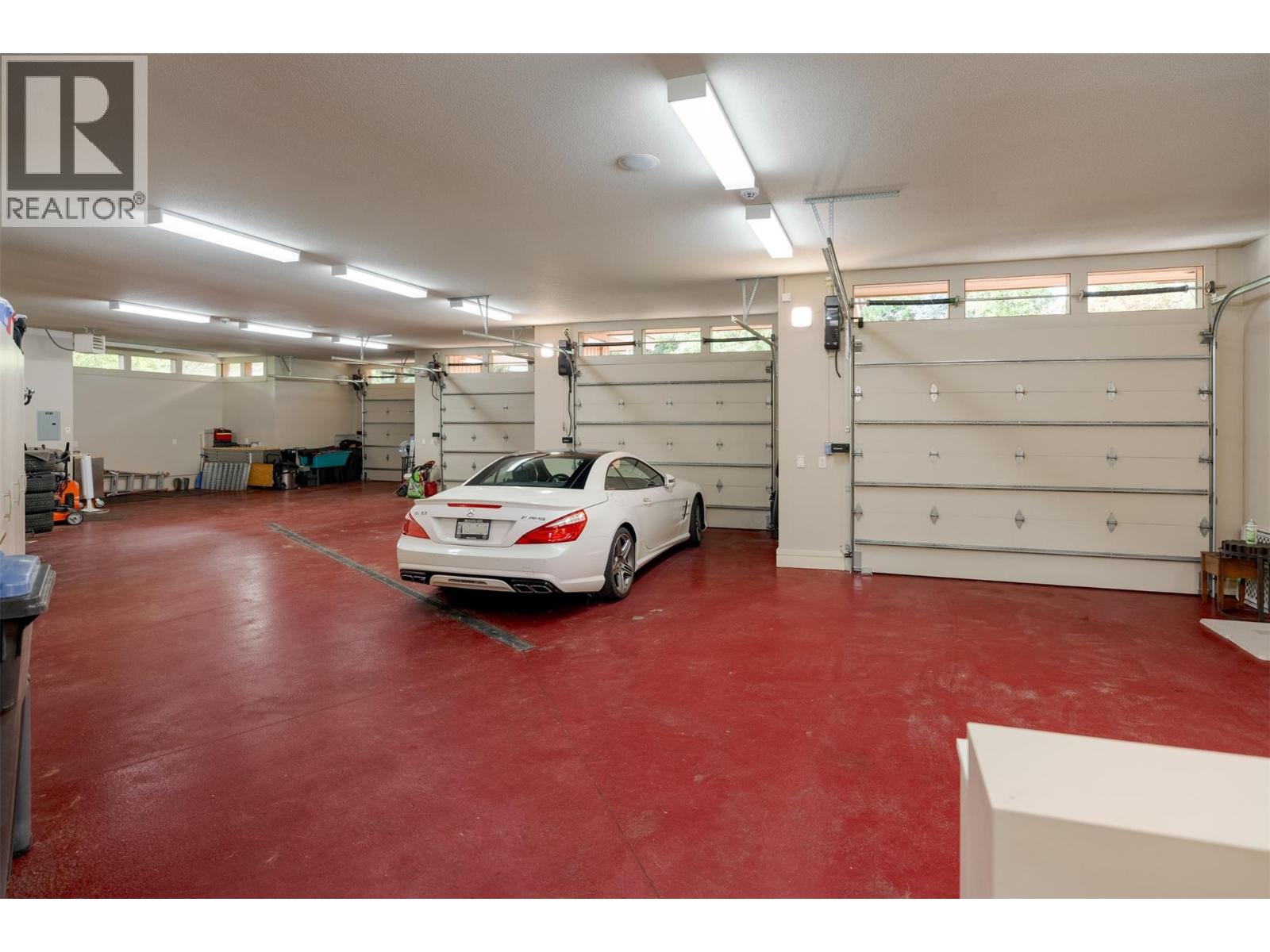 Picture for 704 Barnaby  Road https://www.cirrealty.ca/reb/bc/5/10363565_60.jpg