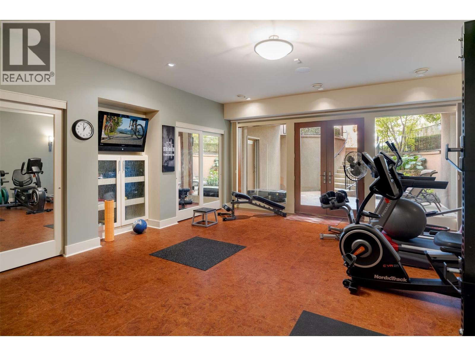 Picture for 704 Barnaby  Road https://www.cirrealty.ca/reb/bc/5/10363565_70.jpg